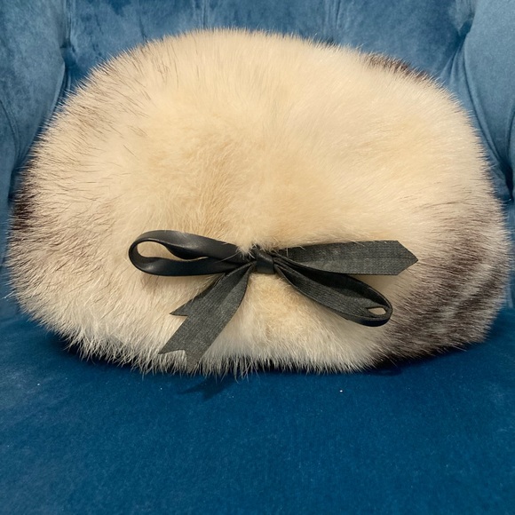 Vintage 1960s Macys Kids  girls Audrey Hepburn faux fur hat with bow! - Picture 2 of 6